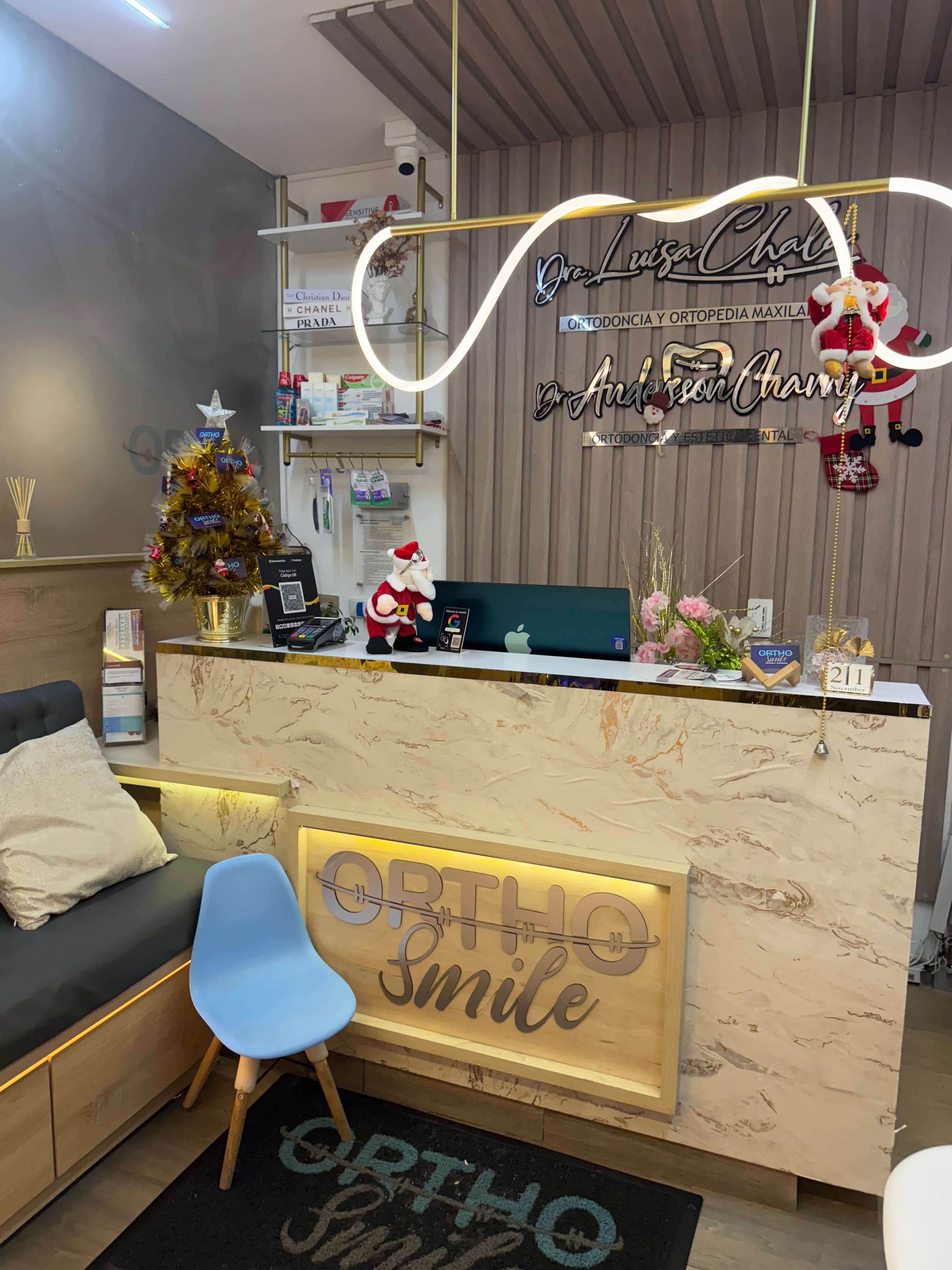 Counter de atención de OrthoSmile con los nombres de la Dra. Luisa Chala y el Dr. Andersson Charry