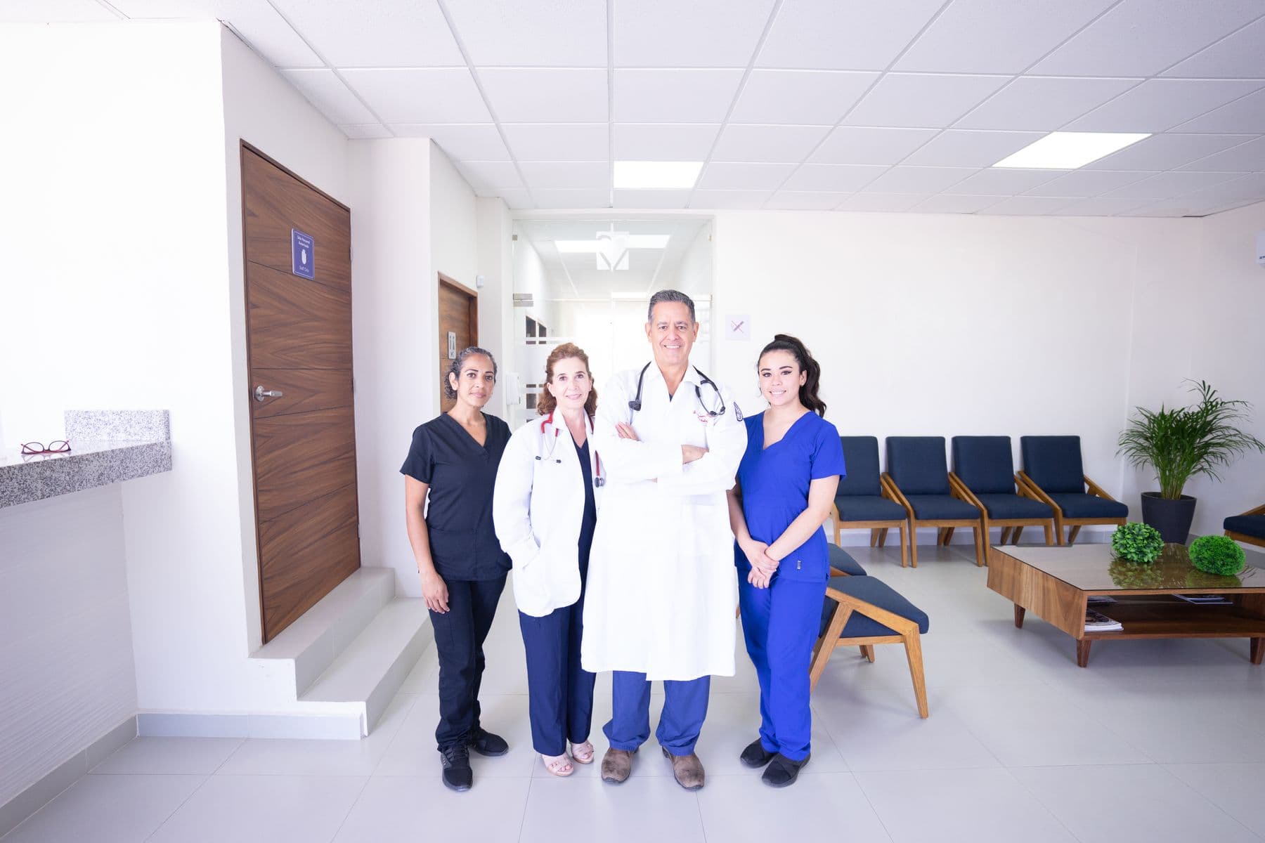 Equipo de OrthoSmile Ibagué reunido en la recepción de la clínica